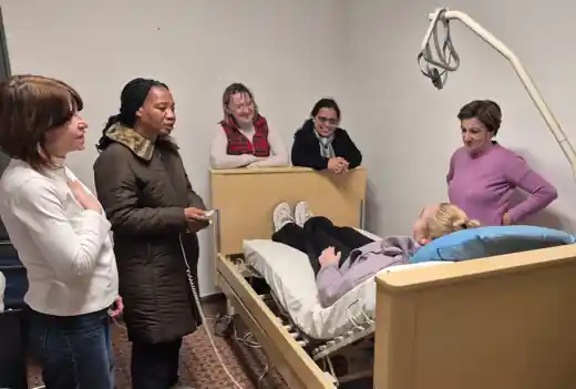 Esercitazione pratica al letto di assistenza durante il corso